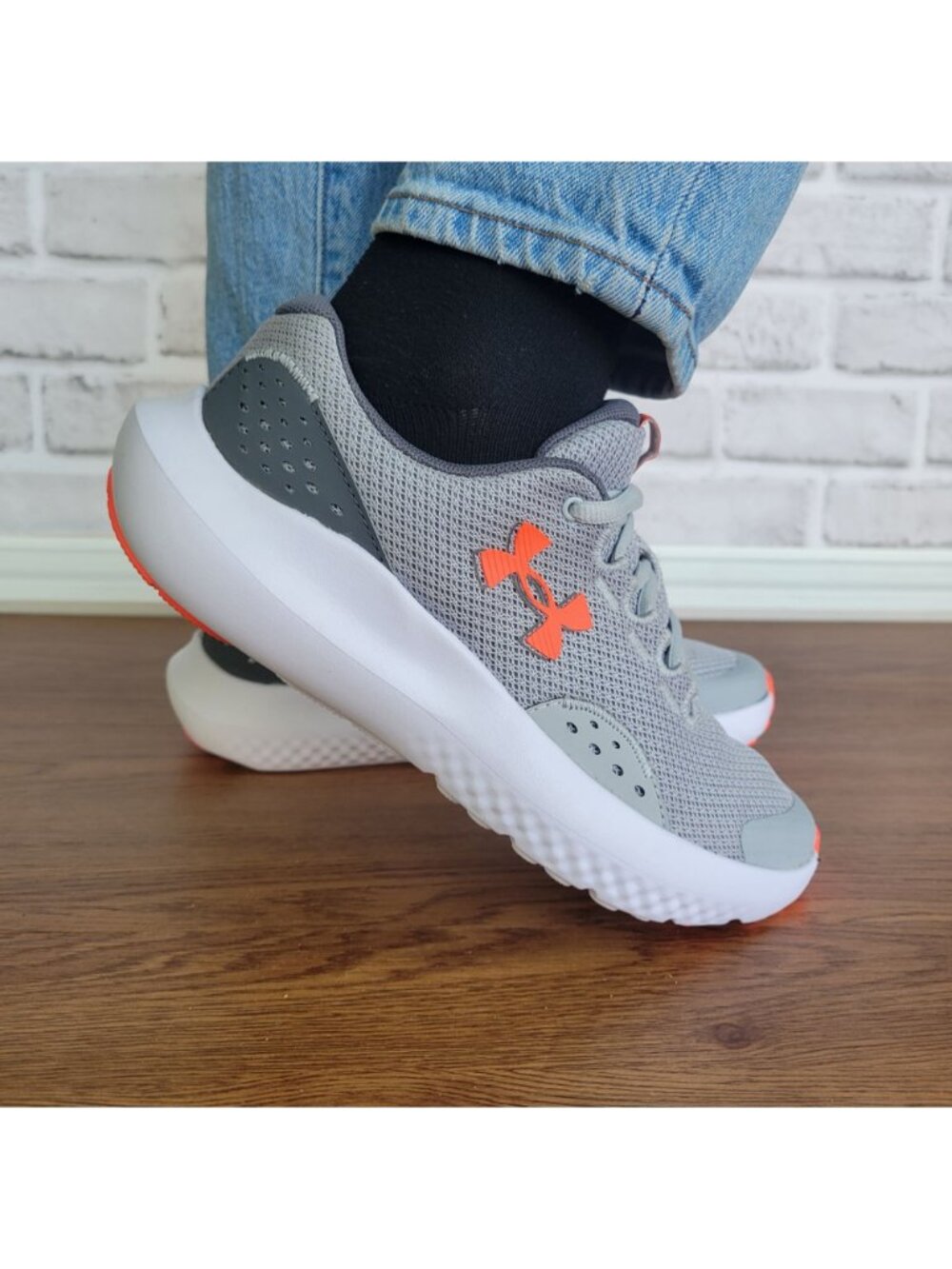 ✨Under Armour Surge 4 Sz 5.5Y Big Kids Shoes Sneakers Grey/White 3027103-100 - Picture 3 of 10